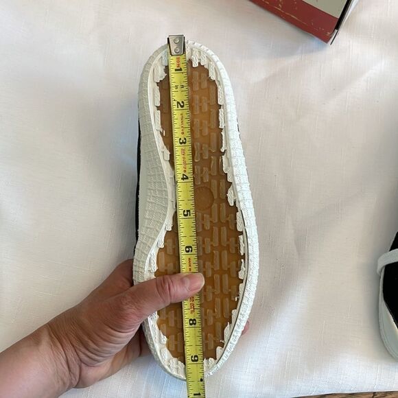 BACKYARD FOOTWEAR BLACK AND WHITE SNEAKERS.  NEW IN BOX - Picture 8 of 8